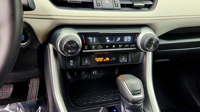 2019 Toyota RAV4 XLE Premium AWD w/ Cold Weather Pkg - 23101546 - 18