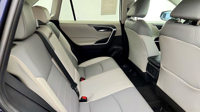 2019 Toyota RAV4 XLE Premium AWD w/ Cold Weather Pkg - 23101546 - 22