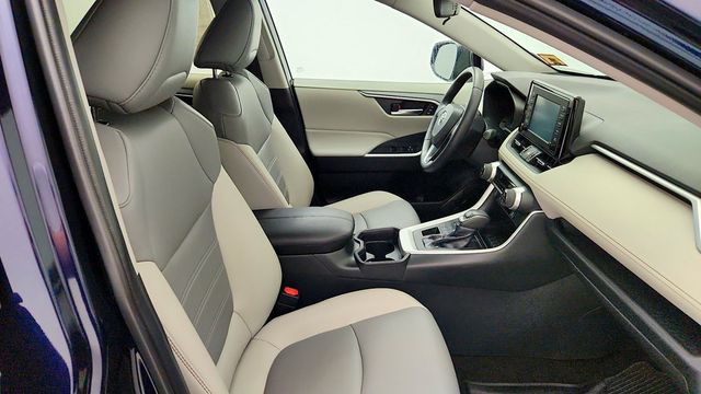 2019 Toyota RAV4 XLE Premium AWD w/ Cold Weather Pkg - 23101546 - 23
