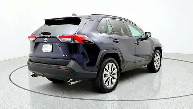 2019 Toyota RAV4 XLE Premium AWD w/ Cold Weather Pkg - 23101546 - 4
