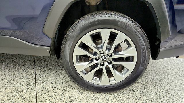2019 Toyota RAV4 XLE Premium AWD w/ Cold Weather Pkg - 23101546 - 8