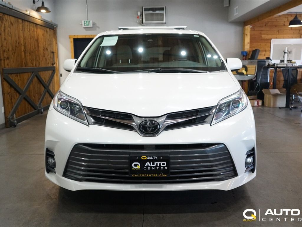 2019 Toyota Sienna Limited XLE Premium photo 2