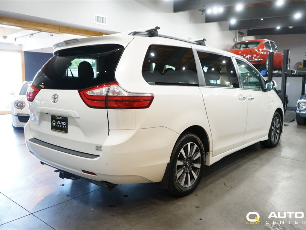 2019 Toyota Sienna Limited XLE Premium photo 4