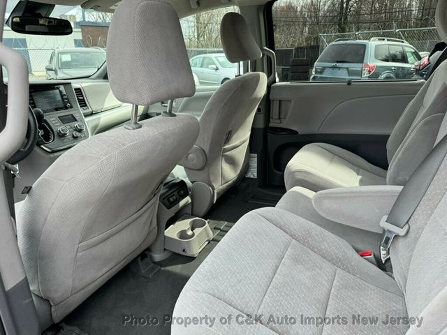 2019 Toyota Sienna LE  8-Passenger,Lane Departure, - 22368951 - 31