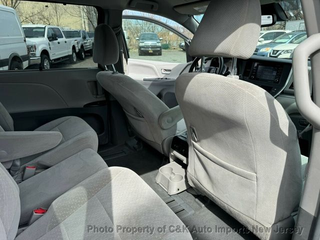 2019 Toyota Sienna LE  8-Passenger,Lane Departure, - 22368951 - 35
