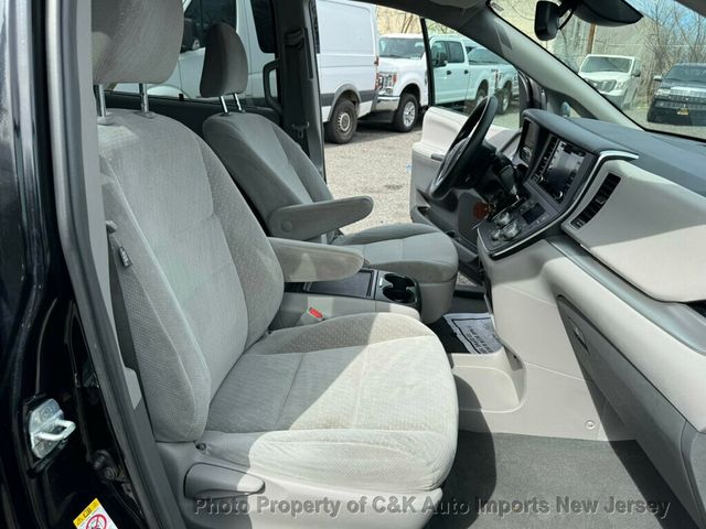 2019 Toyota Sienna LE  8-Passenger,Lane Departure, - 22368951 - 38