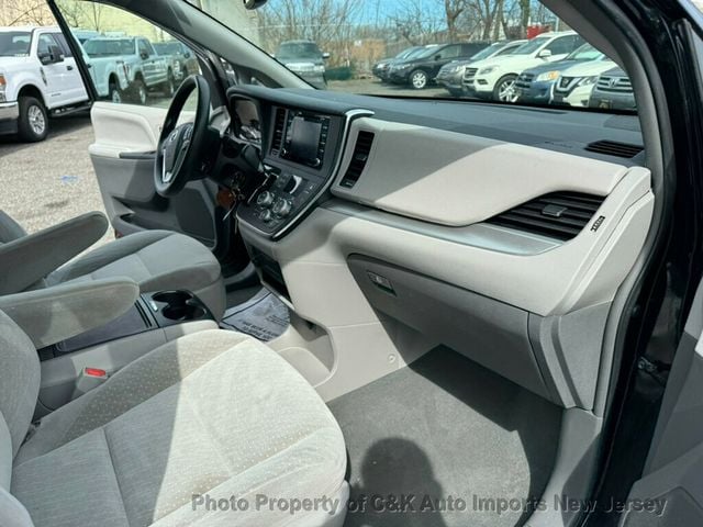 2019 Toyota Sienna LE  8-Passenger,Lane Departure, - 22368951 - 39