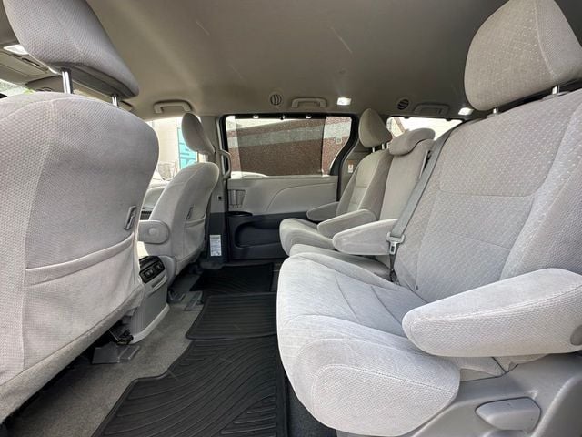 2019 Toyota Sienna LE Automatic Access Seat FWD 7-Passenger - 22672474 - 14