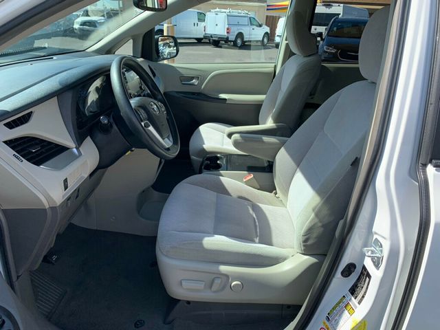 2019 Toyota Sienna LE FWD 8-Passenger - 22989790 - 11