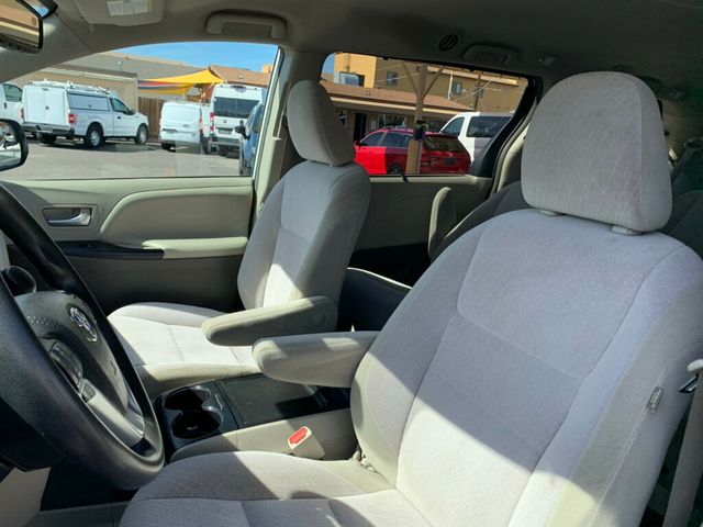 2019 Toyota Sienna LE FWD 8-Passenger - 22989790 - 13