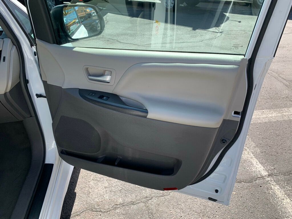 2019 Toyota Sienna LE FWD 8-Passenger - 22989790 - 15