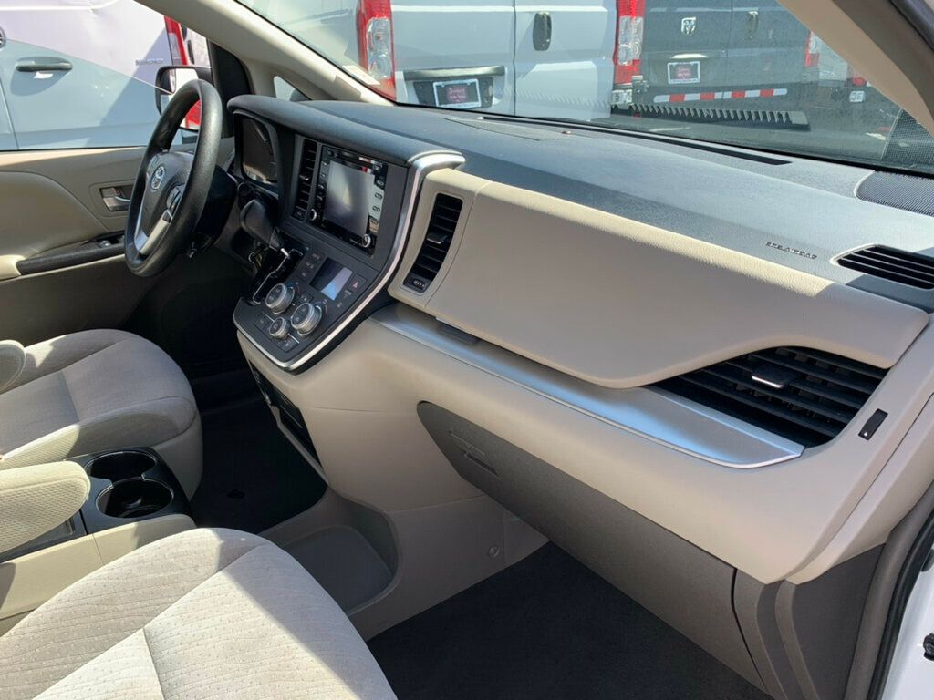 2019 Toyota Sienna LE FWD 8-Passenger - 22989790 - 18