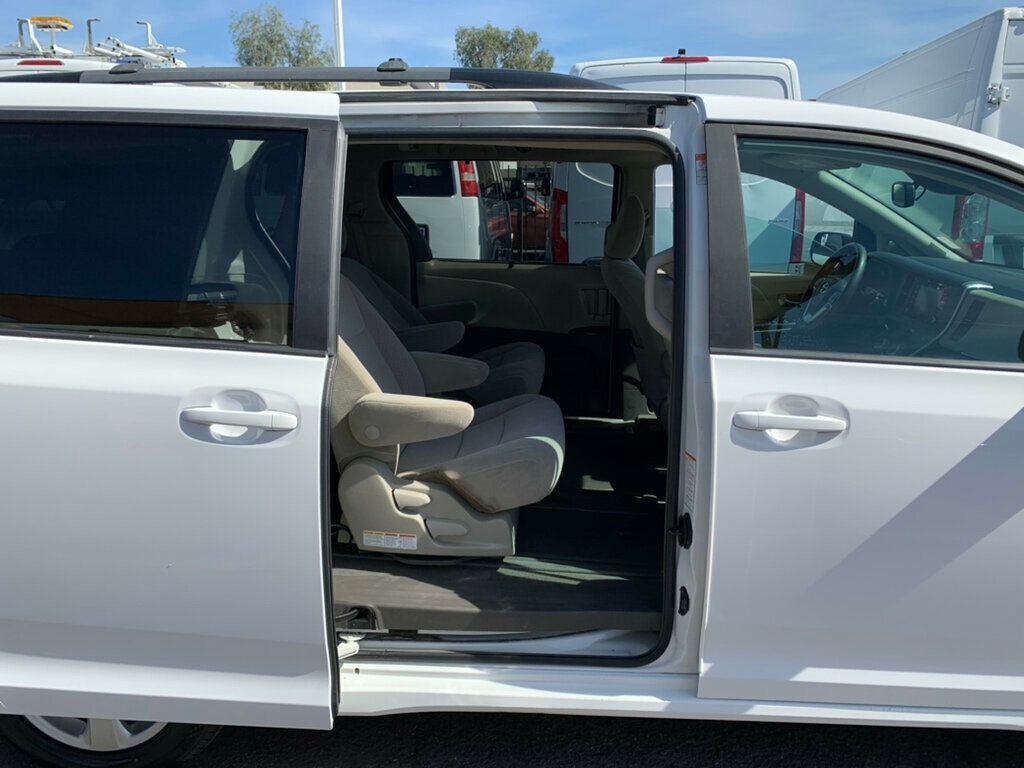 2019 Toyota Sienna LE FWD 8-Passenger - 22989790 - 21