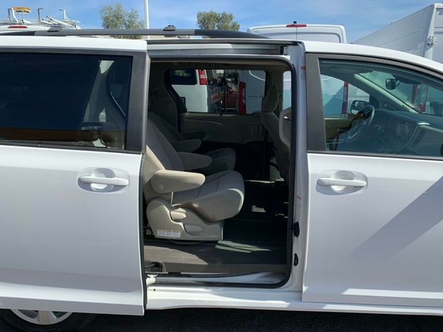 2019 Toyota Sienna LE FWD 8-Passenger - 22989790 - 21
