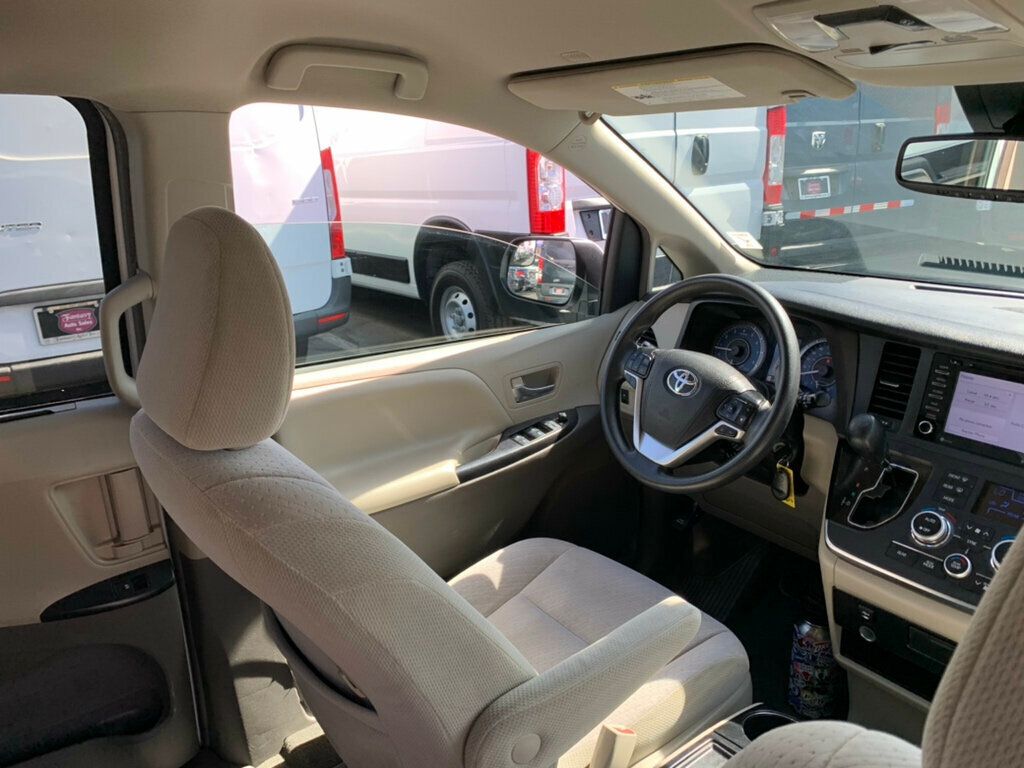 2019 Toyota Sienna LE FWD 8-Passenger - 22989790 - 25