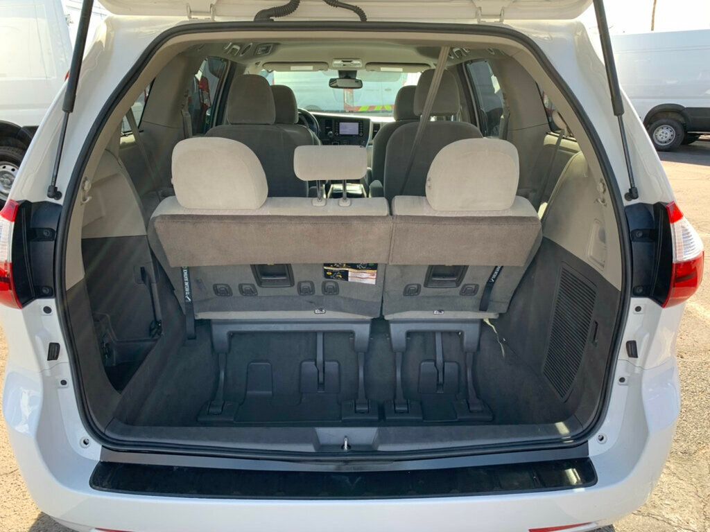 2019 Toyota Sienna LE FWD 8-Passenger - 22989790 - 33