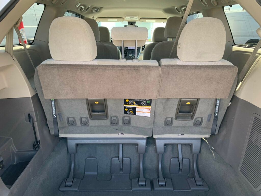 2019 Toyota Sienna LE FWD 8-Passenger - 22989790 - 34