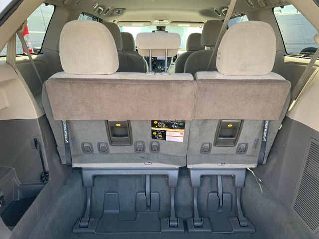 2019 Toyota Sienna LE FWD 8-Passenger - 22989790 - 34