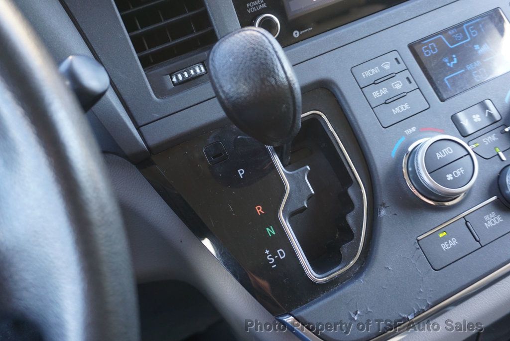 2019 Toyota Sienna LE FWD 8-Passenger - 23093524 - 24