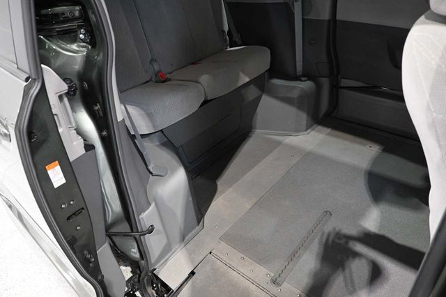 2019 Toyota Sienna LE Mobility FWD 7-Passenger Mobility - 23009991 - 17