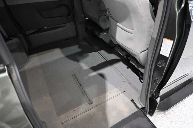 2019 Toyota Sienna LE Mobility FWD 7-Passenger Mobility - 23009991 - 18