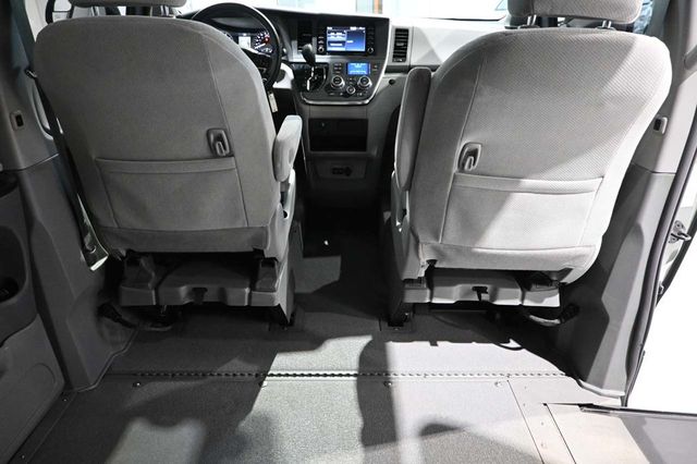 2019 Toyota Sienna LE Mobility FWD 7-Passenger Mobility - 23009991 - 19