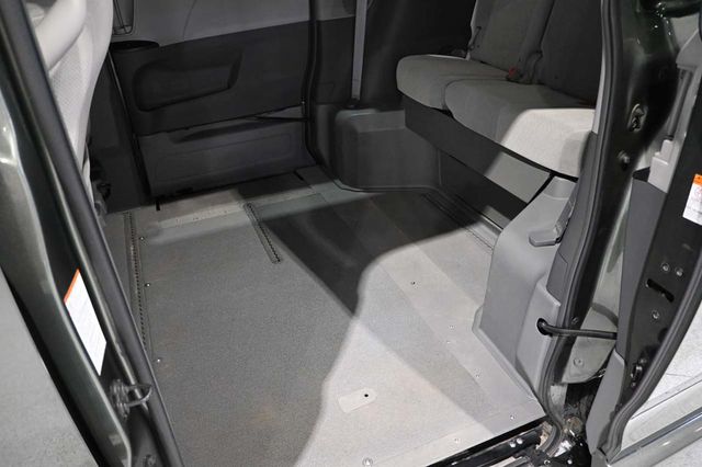 2019 Toyota Sienna LE Mobility FWD 7-Passenger Mobility - 23009991 - 27
