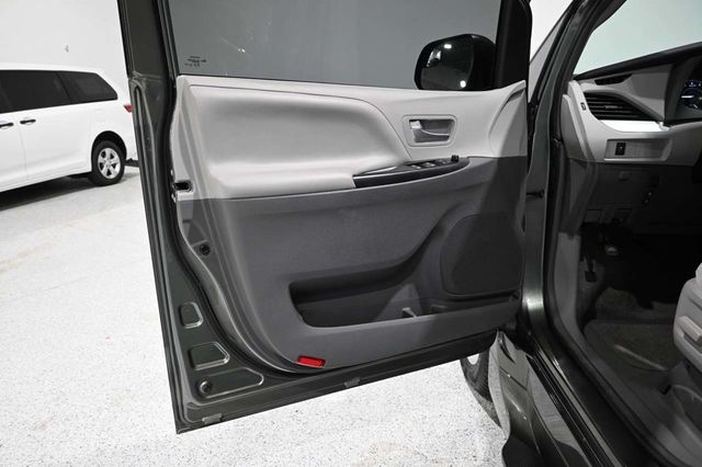 2019 Toyota Sienna LE Mobility FWD 7-Passenger Mobility - 23009991 - 30