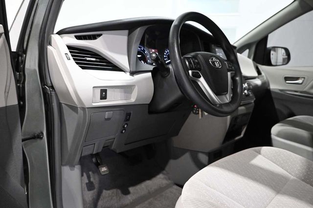 2019 Toyota Sienna LE Mobility FWD 7-Passenger Mobility - 23009991 - 31