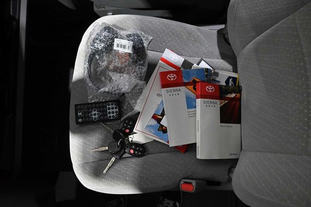 2019 Toyota Sienna LE Mobility FWD 7-Passenger Mobility - 23009991 - 38