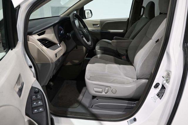 2019 Toyota Sienna LE Mobility FWD 7-Passenger Mobility - 23052839 - 12