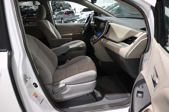 2019 Toyota Sienna LE Mobility FWD 7-Passenger Mobility - 23052839 - 14
