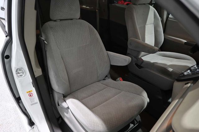 2019 Toyota Sienna LE Mobility FWD 7-Passenger Mobility - 23052839 - 15