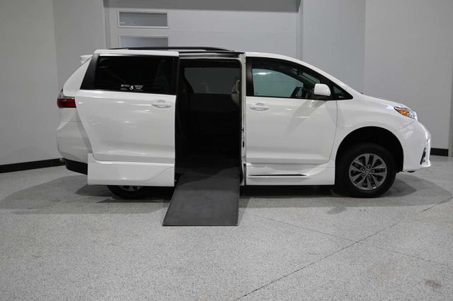 2019 Toyota Sienna LE Mobility FWD 7-Passenger Mobility - 23052839 - 16