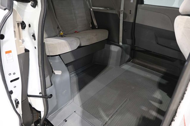 2019 Toyota Sienna LE Mobility FWD 7-Passenger Mobility - 23052839 - 17
