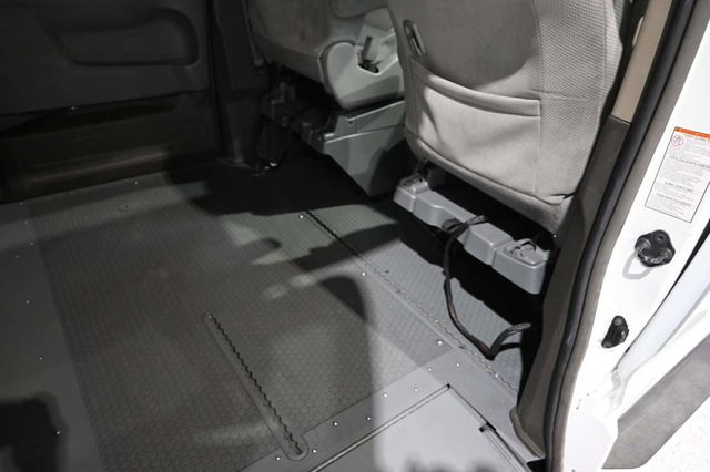 2019 Toyota Sienna LE Mobility FWD 7-Passenger Mobility - 23052839 - 18