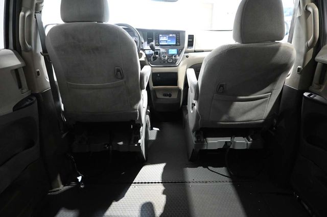 2019 Toyota Sienna LE Mobility FWD 7-Passenger Mobility - 23052839 - 19