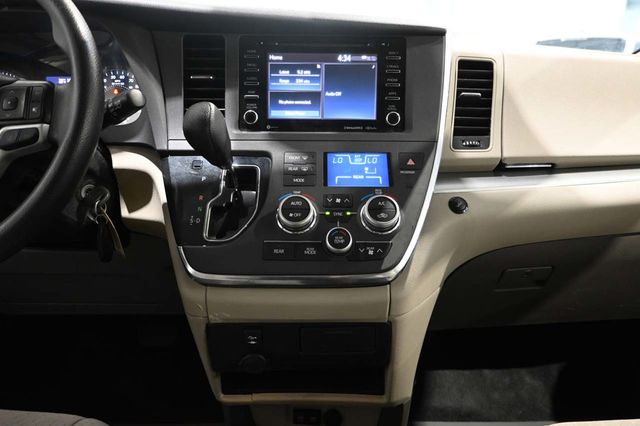 2019 Toyota Sienna LE Mobility FWD 7-Passenger Mobility - 23052839 - 22