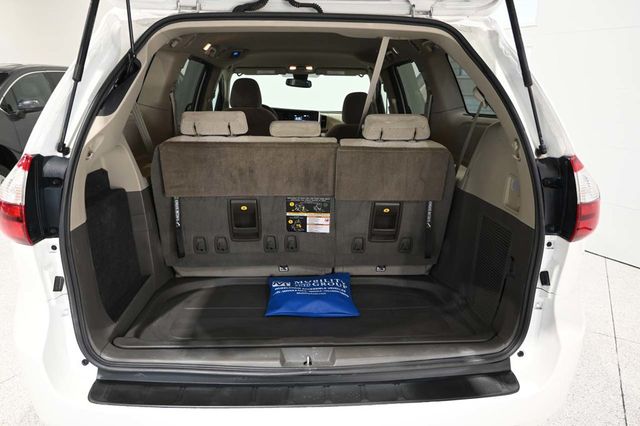 2019 Toyota Sienna LE Mobility FWD 7-Passenger Mobility - 23052839 - 24