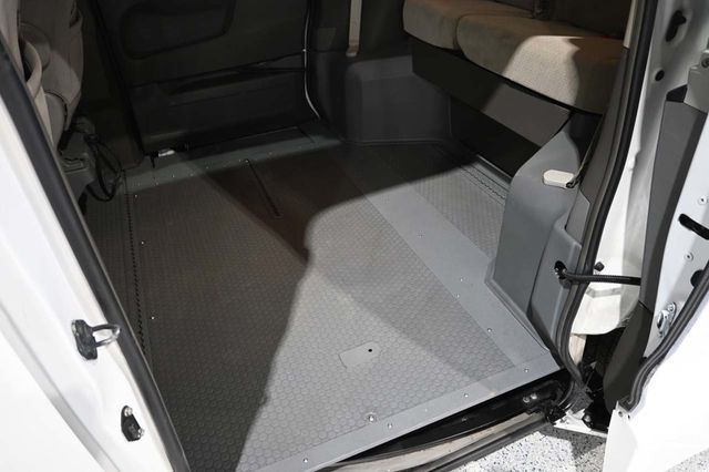 2019 Toyota Sienna LE Mobility FWD 7-Passenger Mobility - 23052839 - 27