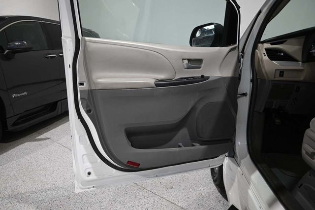 2019 Toyota Sienna LE Mobility FWD 7-Passenger Mobility - 23052839 - 29