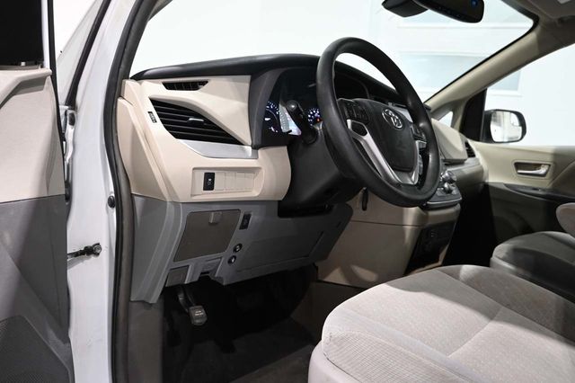 2019 Toyota Sienna LE Mobility FWD 7-Passenger Mobility - 23052839 - 30