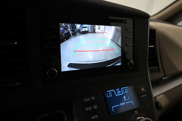 2019 Toyota Sienna LE Mobility FWD 7-Passenger Mobility - 23052839 - 36