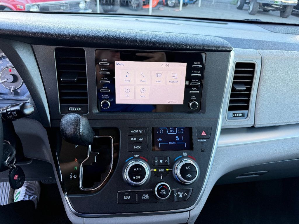 2019 Toyota Sienna L FWD 7-Passenger - 22933856 - 24