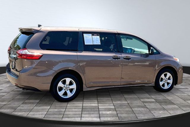 2019 Toyota Sienna L V6 7-Passenger's photo
