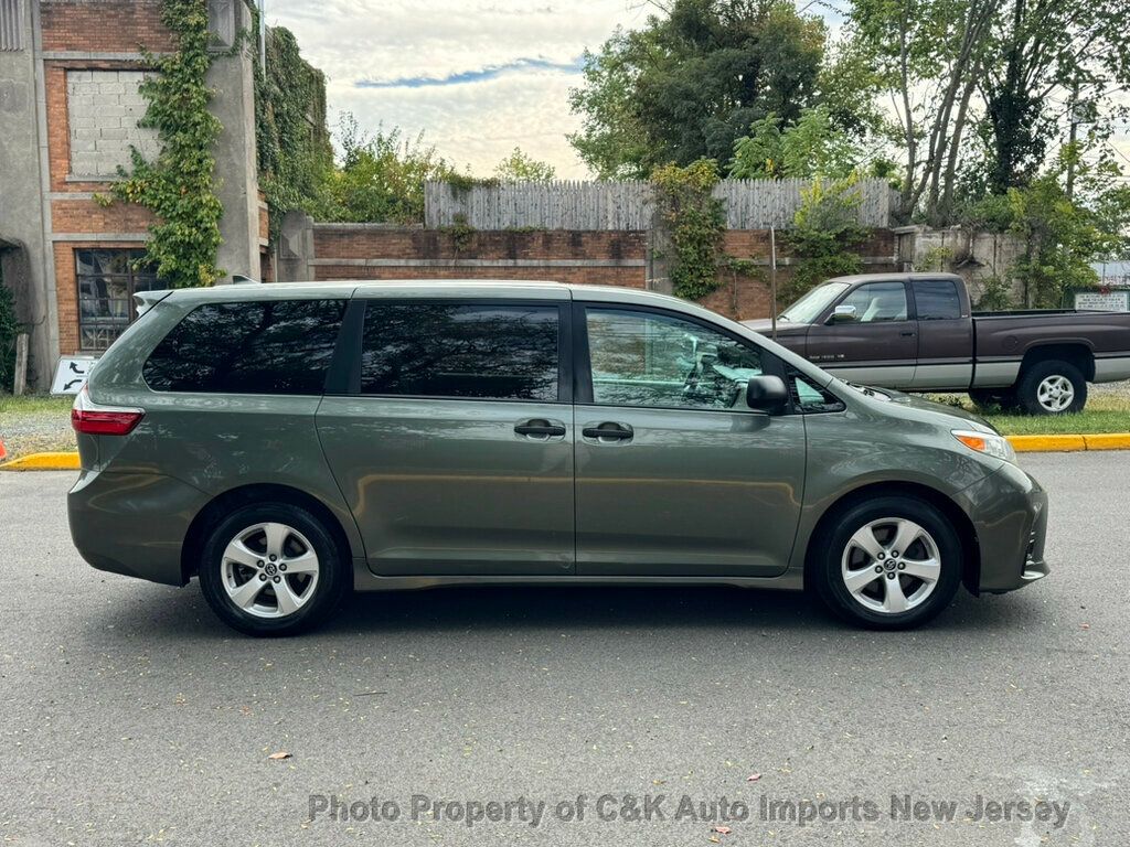 2019 Toyota Sienna L photo 5