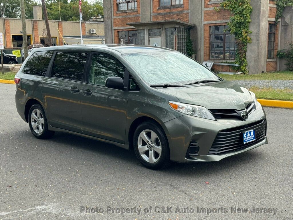 2019 Toyota Sienna L photo 6