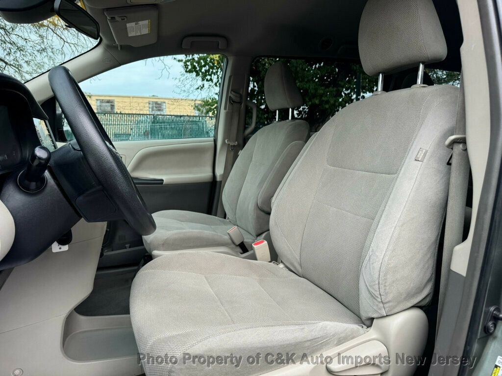 2019 Toyota Sienna L photo 9