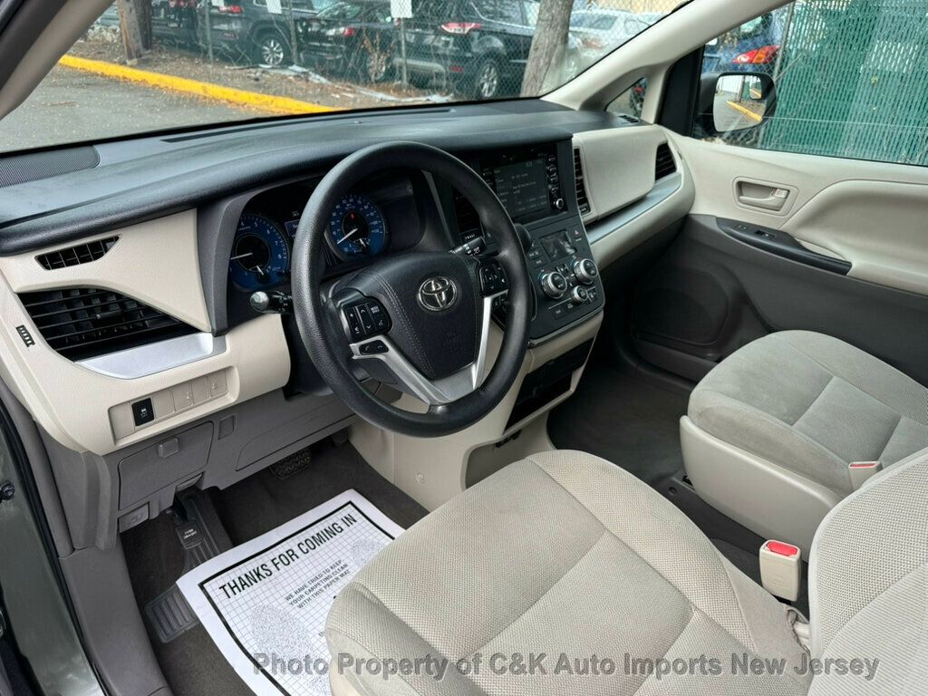 2019 Toyota Sienna L photo 10