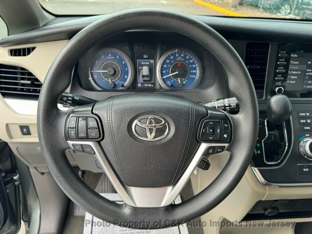 2019 Toyota Sienna L photo 11